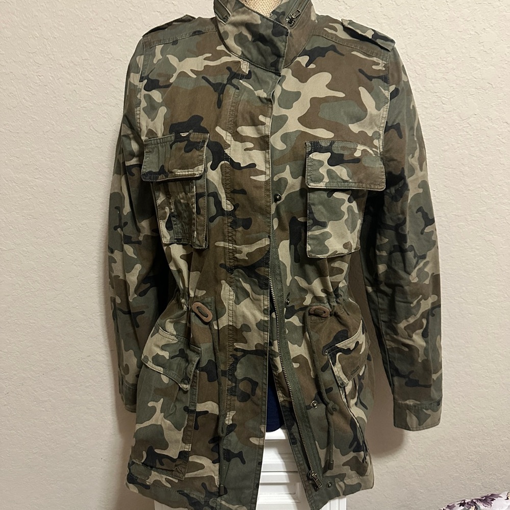 Beautiful womens camo jacket size large